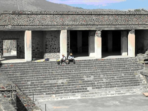 Pórtico de entrada al Conjunto de Quetzalpapálotl